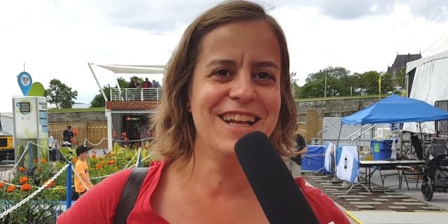 Photo d'Audrey Debruyne lors d'une entrevue à Radio-Canada