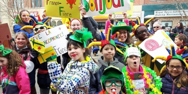 Élèves lors d'un Tintamarre dans l'Ouest canadien