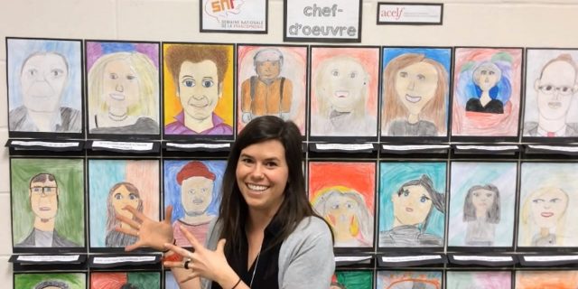 L'enseignante Marie-Andrée Arcand devant son mur de référents culturels francophones