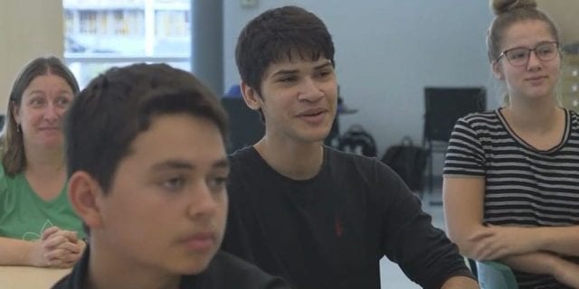 Adolescents lors d'un atelier