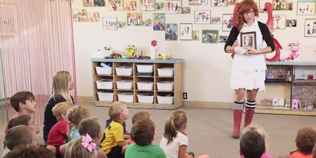 Féeli Tout en présentation dans une classe