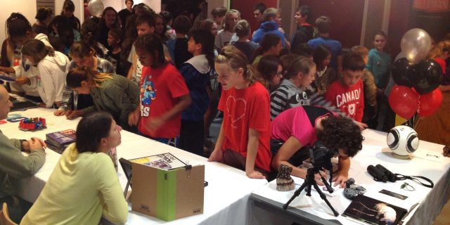 Des élèves qui discutent à des kiosques