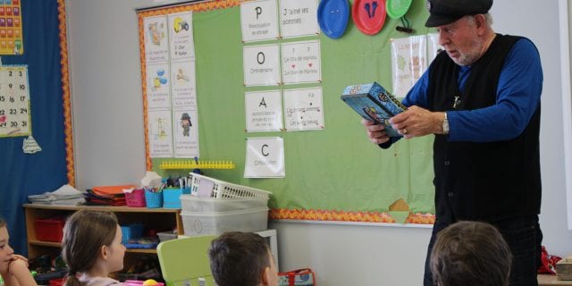 Auteurs acadiens racontant une histoire à des élèves