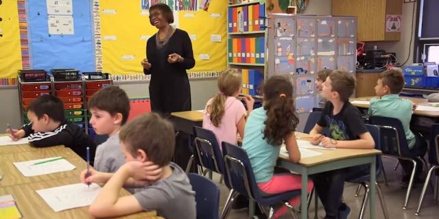 Un enseignante avec des élèves du primaire dans une classe