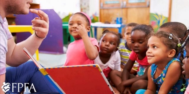 Enfants qui écoutent leur éducateur