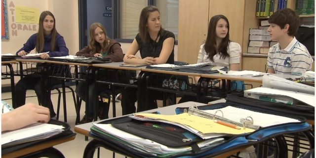 Discussions entre des élèves du secondaire et une enseignante