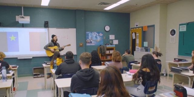 Jacques Surette et des élèves