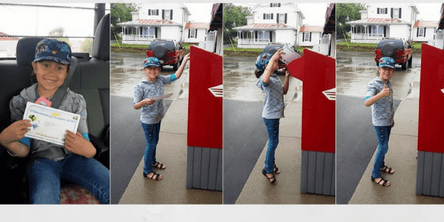 Une élèves qui va poster un livre