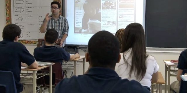 Enseignant qui parle à ses élèves