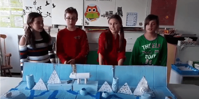 Élèves devant une œuvre artistique