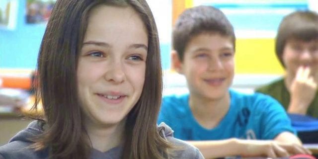 Élèves heureux dans une salle de classe