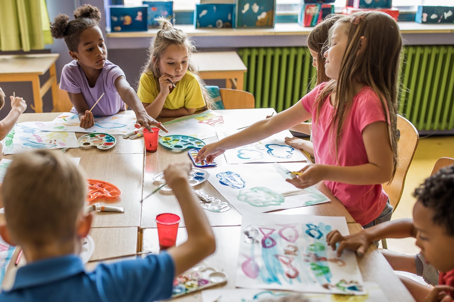 School age. Урок в школе арт. Art Lesson. The English School of Painting ученики. Арт школа Англия мастер классы.