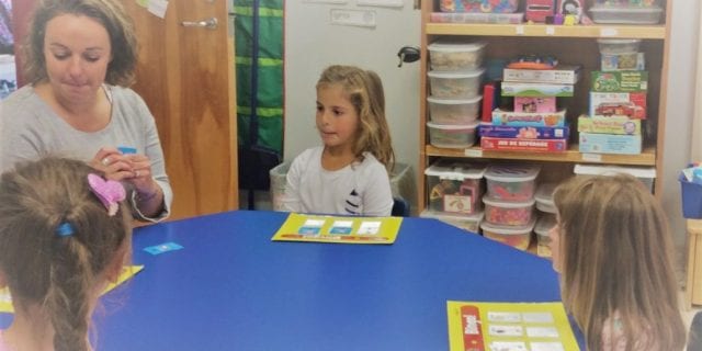 Enseignante avec de jeunes enfants