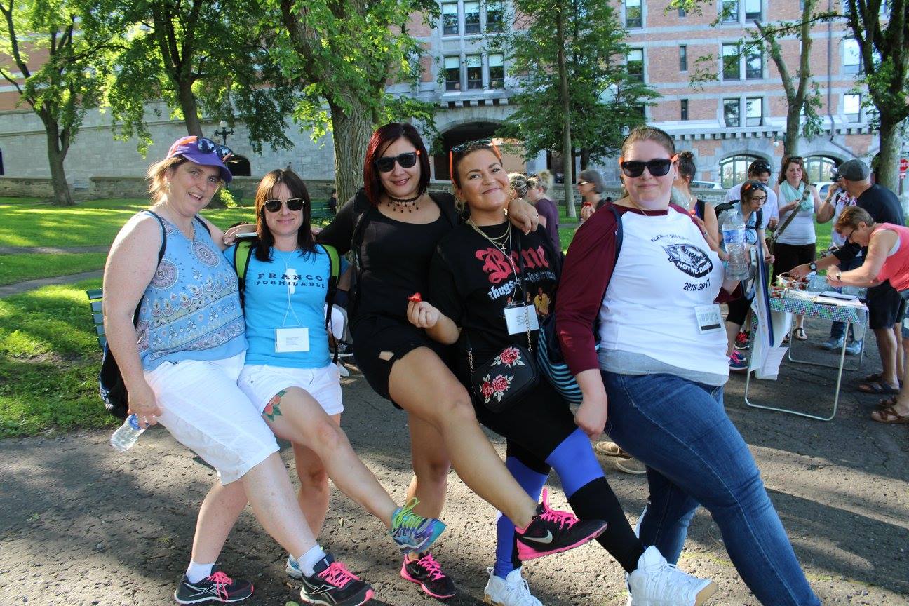 Groupe de 5 femmes posant pour la caméra
