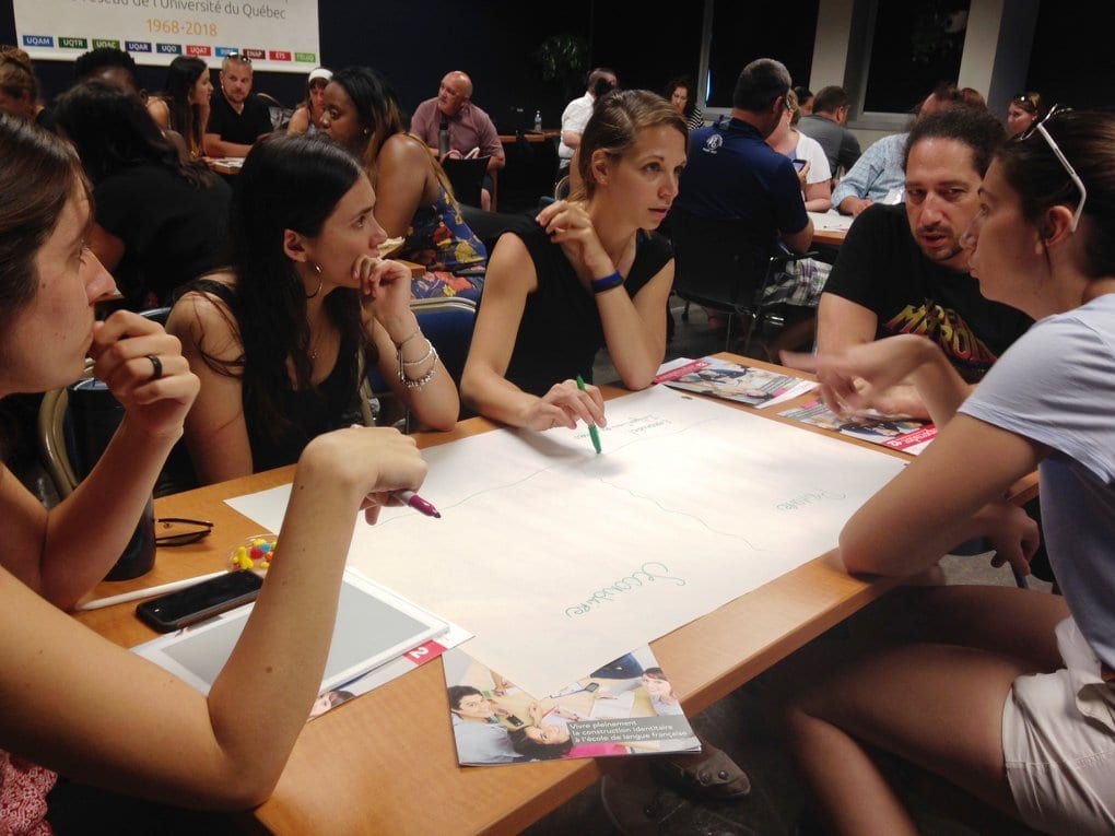 Gens autour d'une table, participant à une activité