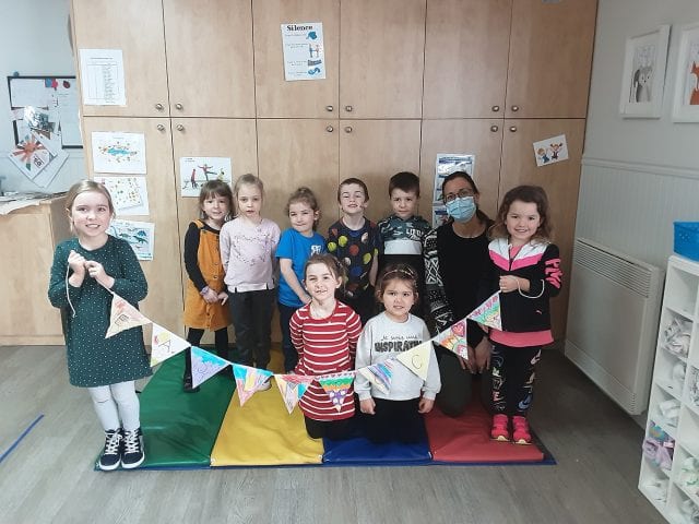 Groupe d'enfants et éducatrice