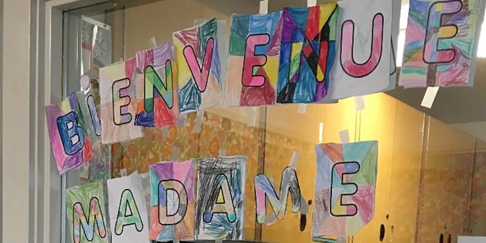 Affiche souhaitant la bienvenue à une stagiaire réalisée par des enfants