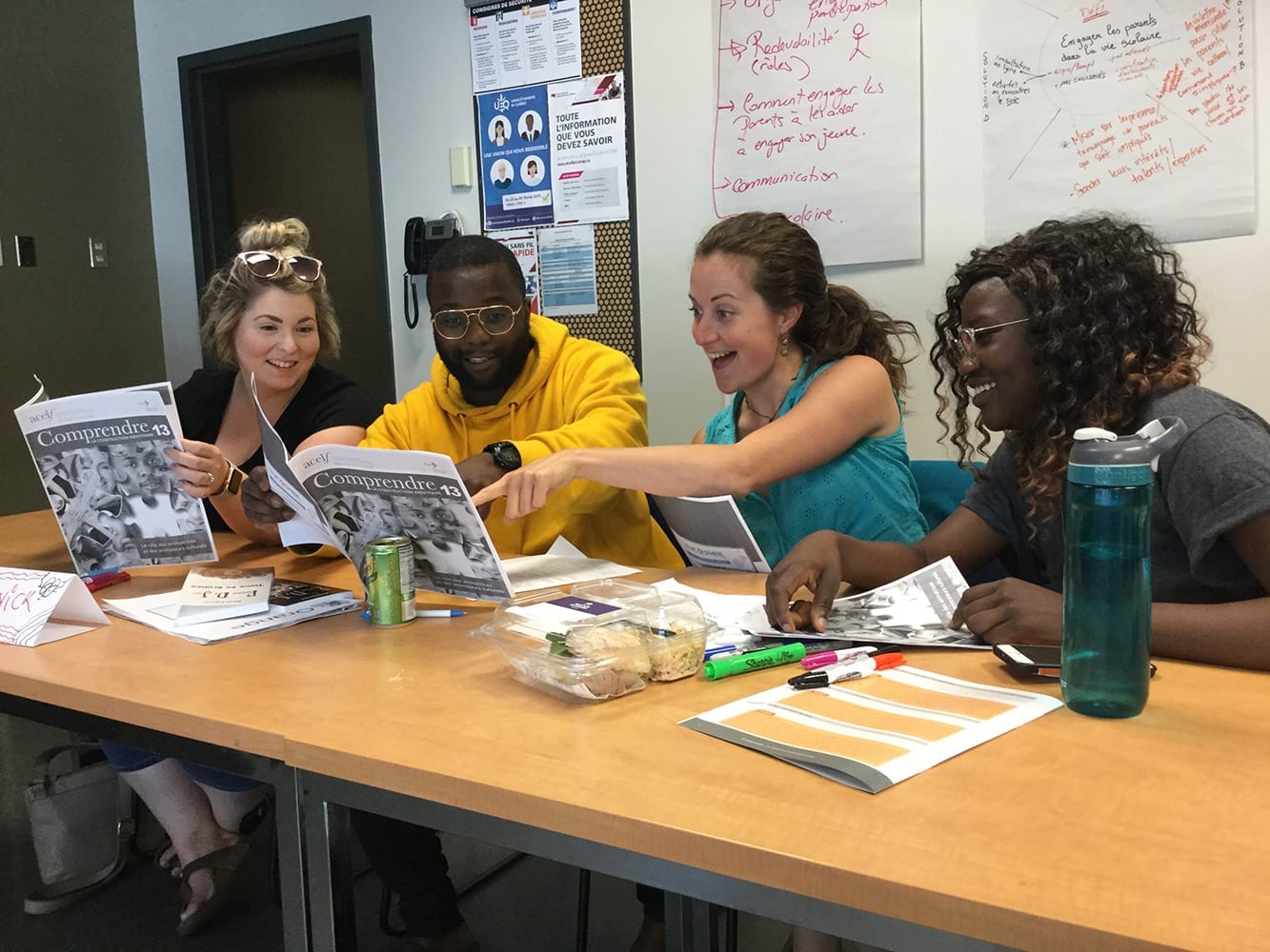 Jeunes qui consultent un magazine