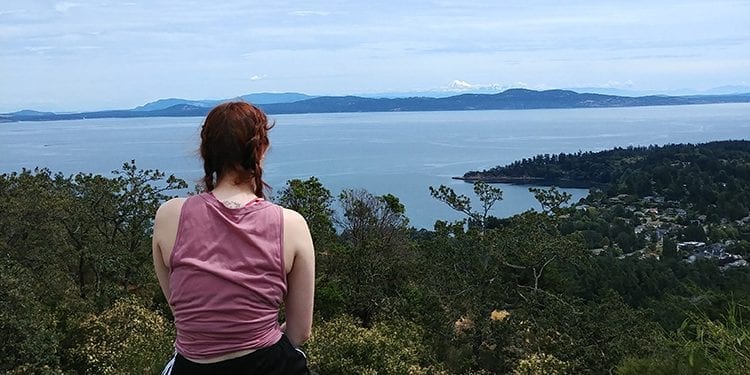 Jeune femme devant un paysage