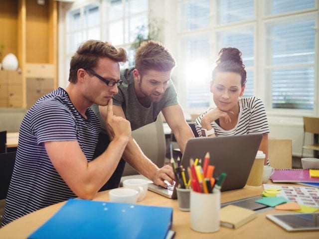 Jeunes adultes qui regardent un ordinateur