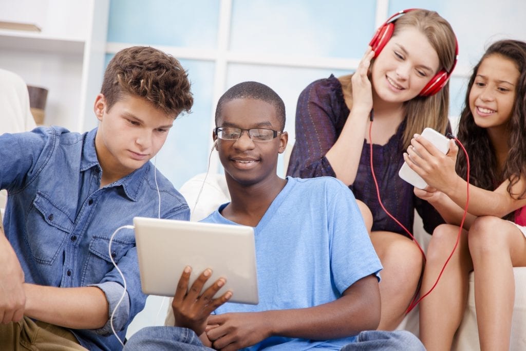 Adolescents qui regardent une tablette