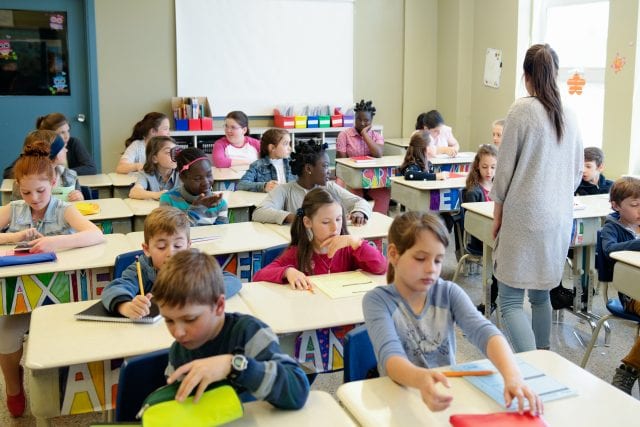 Élèves dans une classe