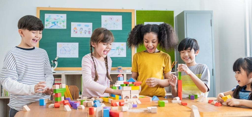 Jeunes dans une classe créant différentes constructions