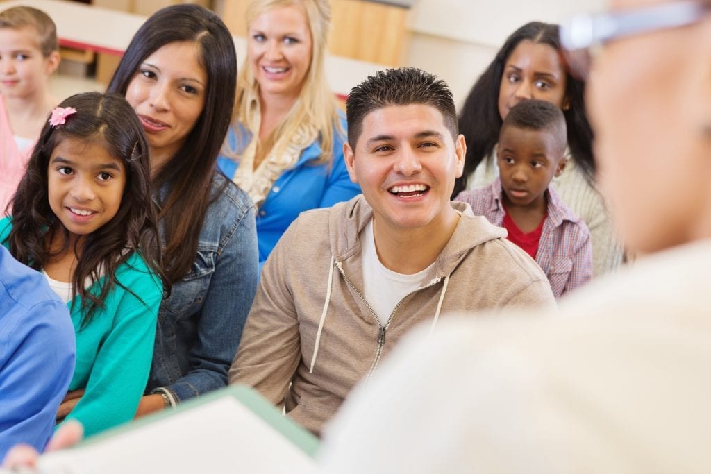 Parents et élèves lors d'une rencontre à l'école