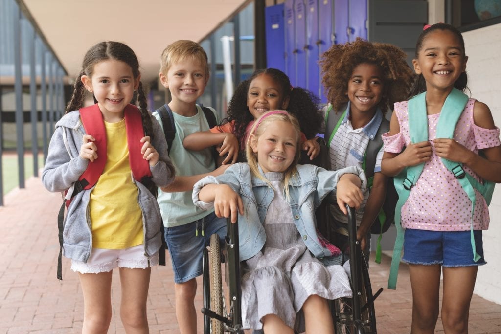 Élèves du primaire dans un corridor qui semblent avoir du plaisir ensemble