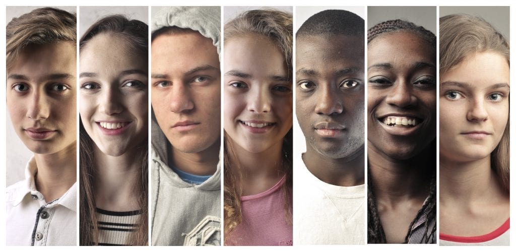 Visages d'adolescents avec différentes émotions