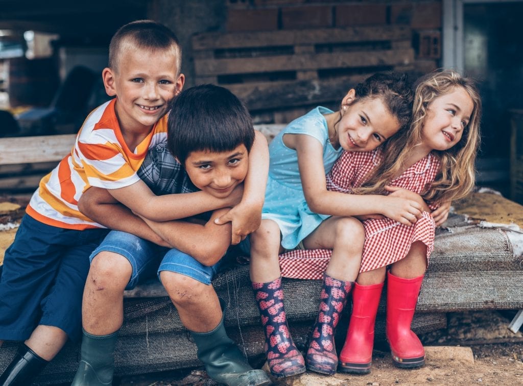 Enfants se serrant dans leurs bras