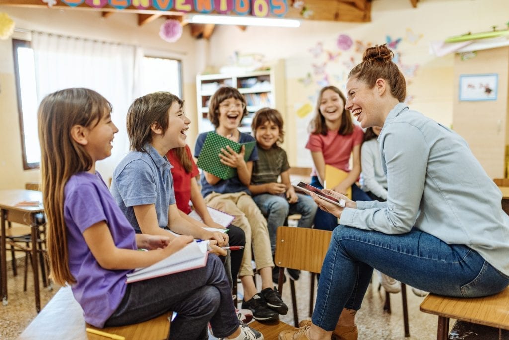Enseignant discutant avec ses élèves