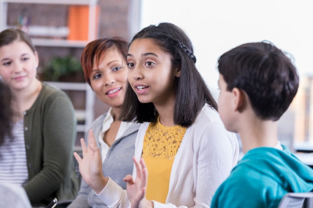 Jeunes filles qui parle dans un cercle de discussion