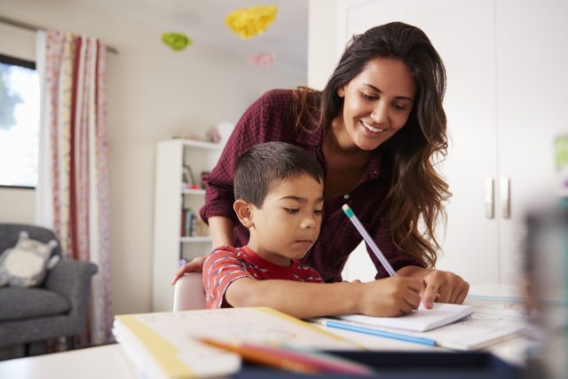 Parents qui fait les devoirs avec son enfant