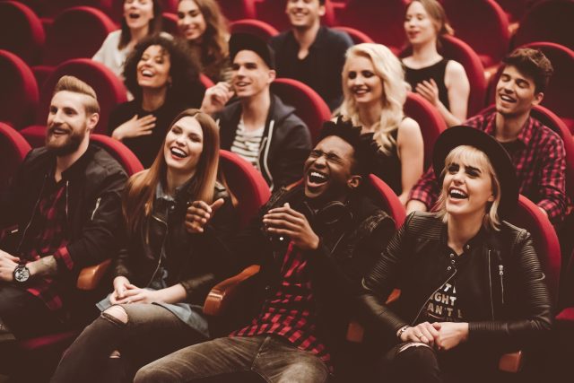 Adolescents qui rient dans un théâtre