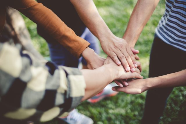 Mains qui se rejoignent comme pour unir la force des gens