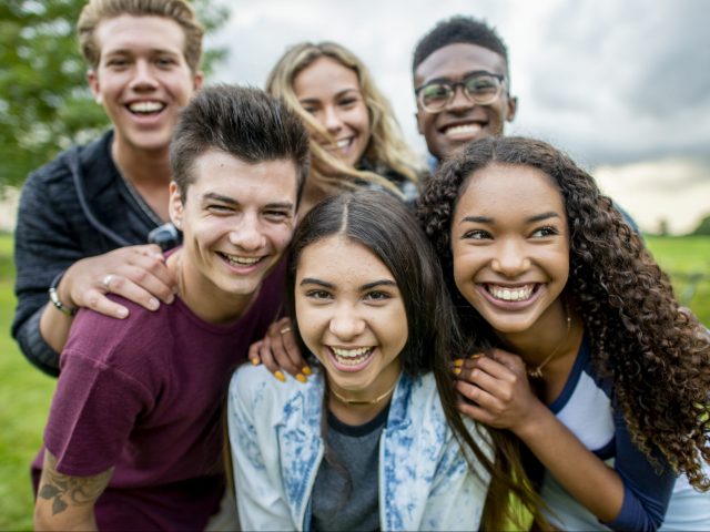 Jeunes qui sourient