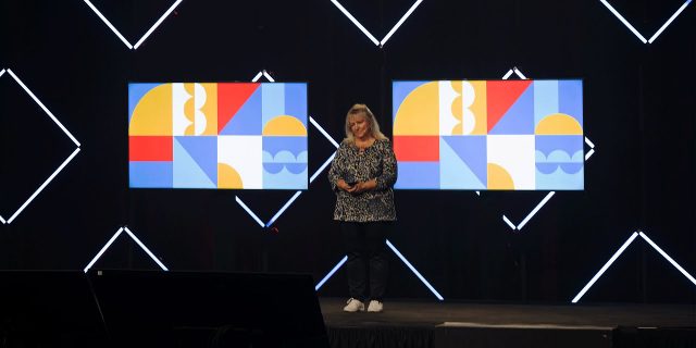 conférencière sur scène