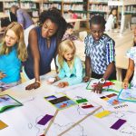 Enseignante avec ses élèves