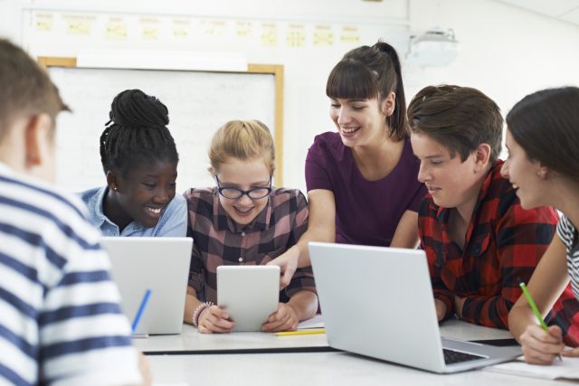 Groupe d'adolescents regardant une tablette