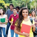 Jeunes étudiants posant pour la caméra dehors