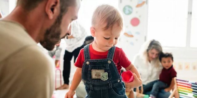 Bambin en garderie devant un parent