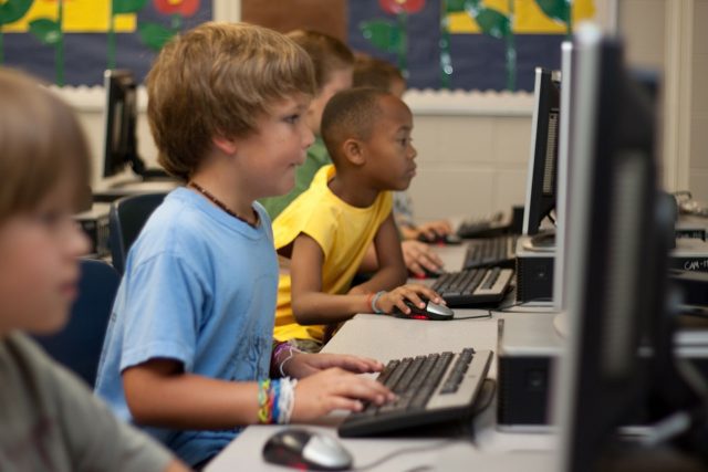 Enfants devant des ordinateurs