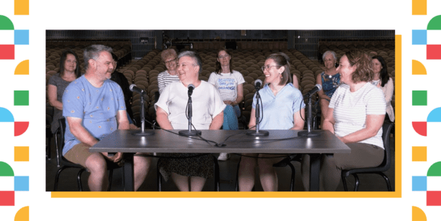 Un panel de discussion dans un auditorium