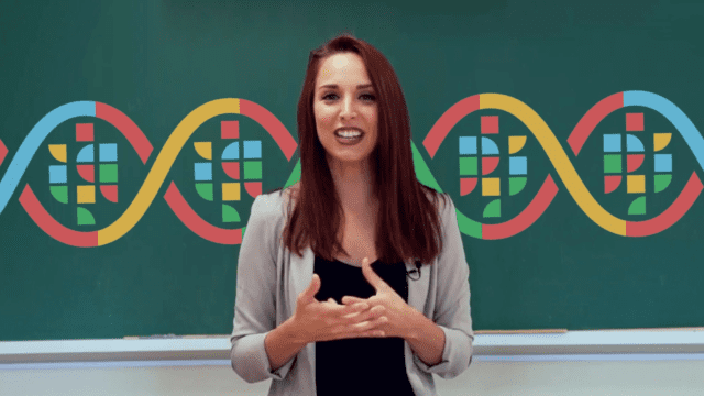 Femme devant un tableau vert avec une variation du logo de l'ACELF en format ADN