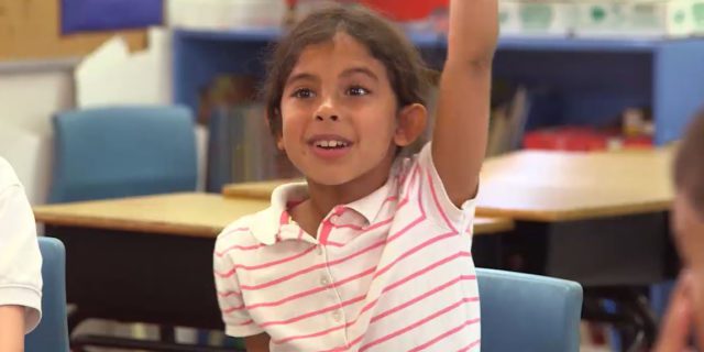 Jeune fille levant la main