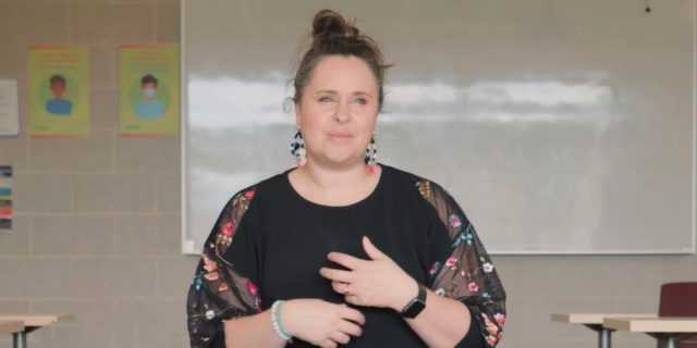 Enseignante devant un tableau blanc