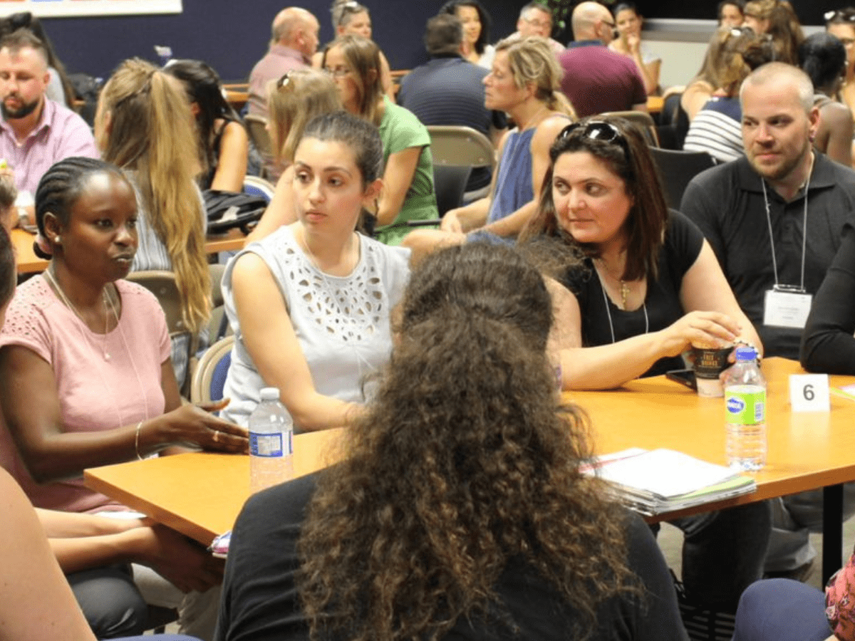 Groupe de gens qui discutent lors d'une formation