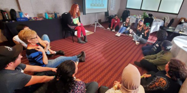 Groupe assis en cercle partageant des idées