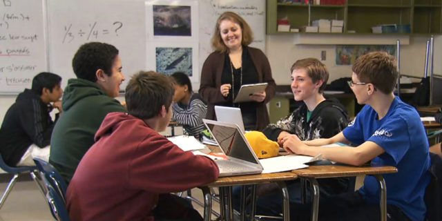 Jeunes du secondaires en classe discutant en équipe